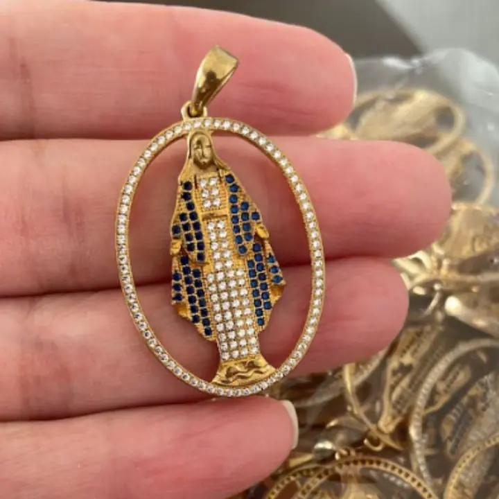 Antes: medalha de Nossa Senhora cravejada, ainda no bruto