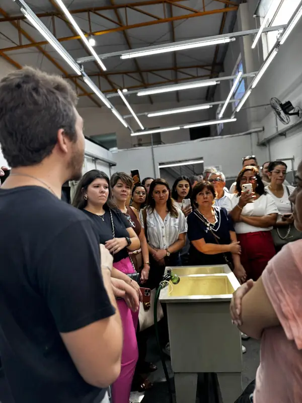 Turma de clientes conhecendo o banho por dentro