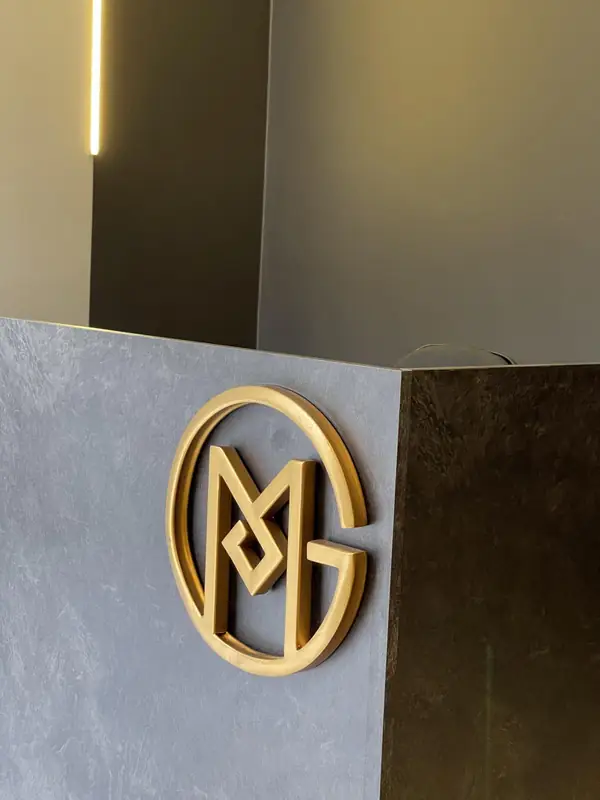 Logo dourado da Minas Galvano na parede