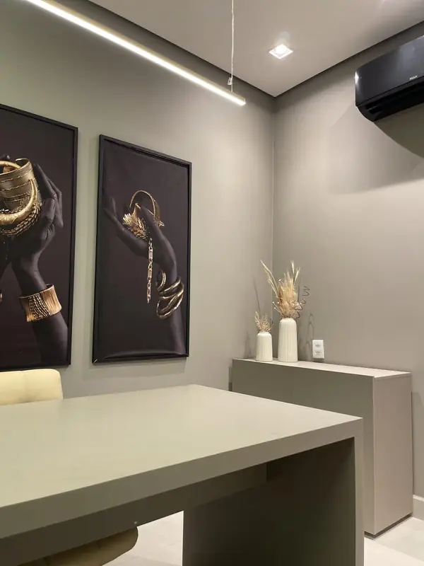 Sala de atendimento com quadros de semijoias