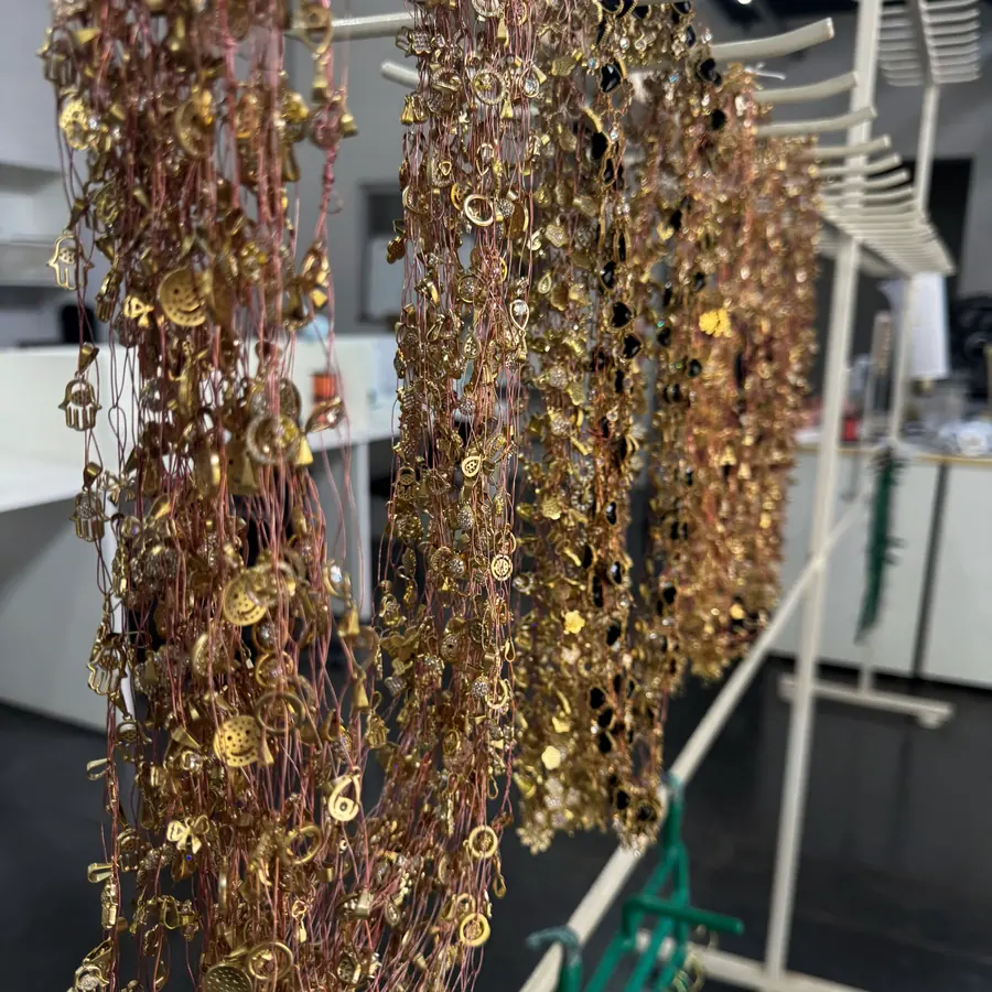 Pingentes banhados a ouro pendurados nos fios de cobre